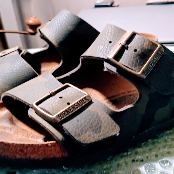 Birkenstock Army print Leather design pattern,39Eu ,9 US sandles - Picture 3 of 13